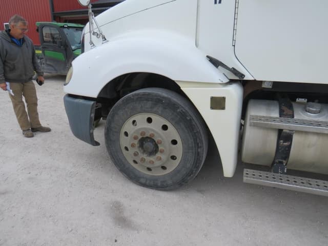 Image of Freightliner Columbia equipment image 4