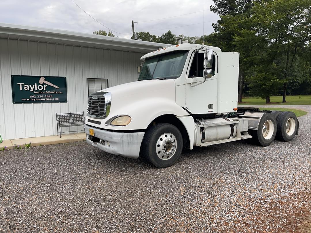 Image of Freightliner Columbia Primary image