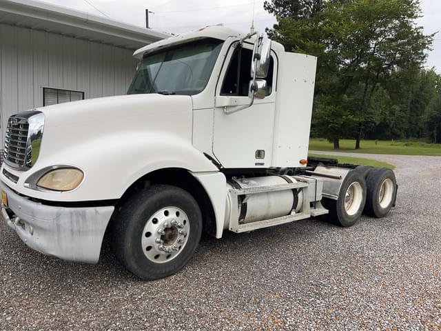 Image of Freightliner Columbia equipment image 2