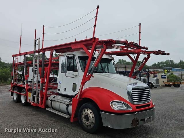 Image of Freightliner Columbia equipment image 2