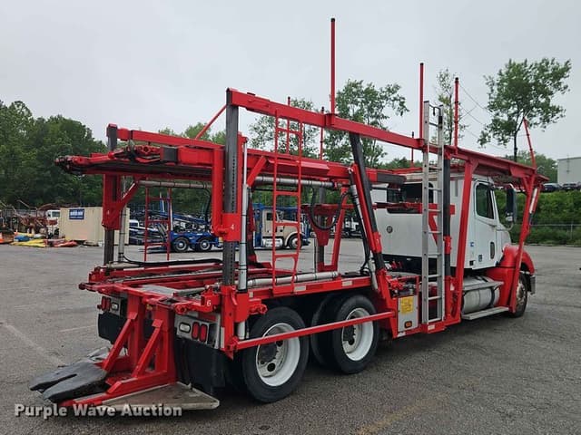 Image of Freightliner Columbia equipment image 4