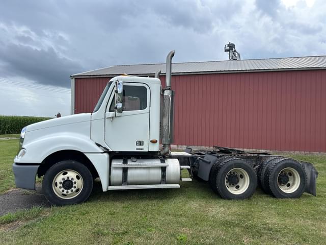 Image of Freightliner Columbia equipment image 1