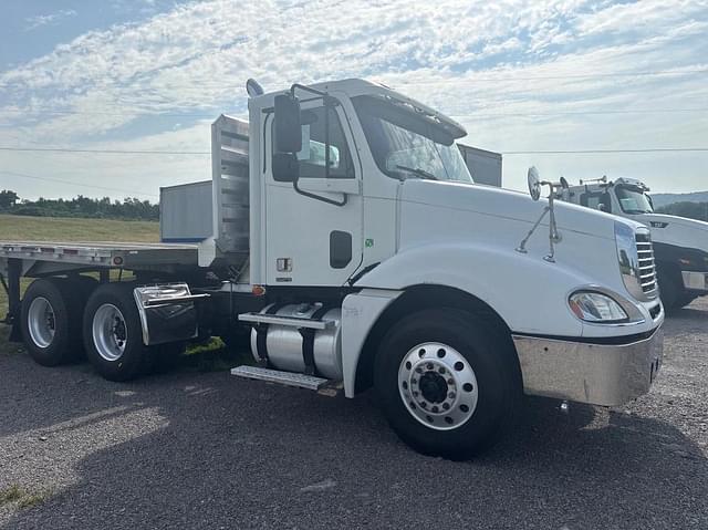 Image of Freightliner Columbia 120 equipment image 2