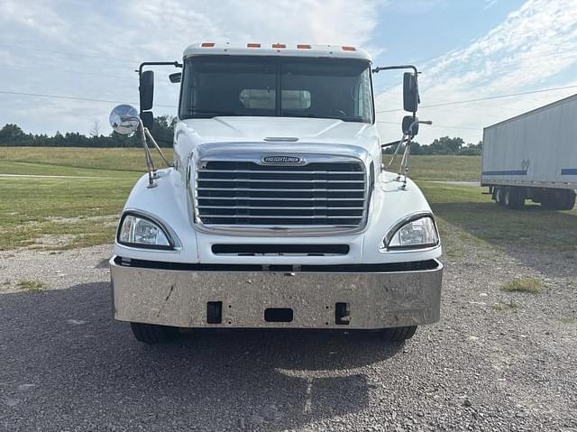 Image of Freightliner Columbia 120 equipment image 1