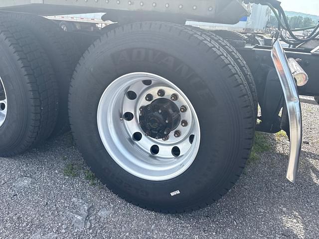 Image of Freightliner Columbia 120 equipment image 4