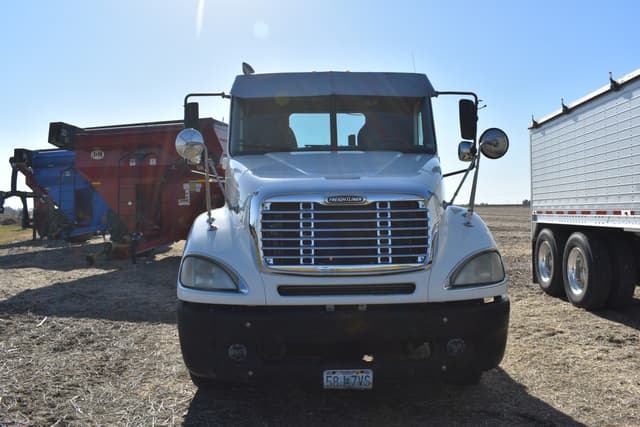 Image of Freightliner Columbia equipment image 1