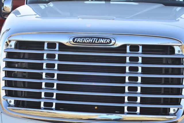 Image of Freightliner Columbia equipment image 3