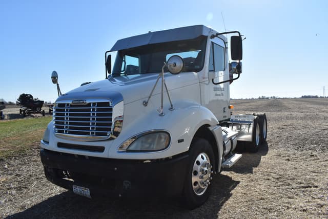 Image of Freightliner Columbia equipment image 2