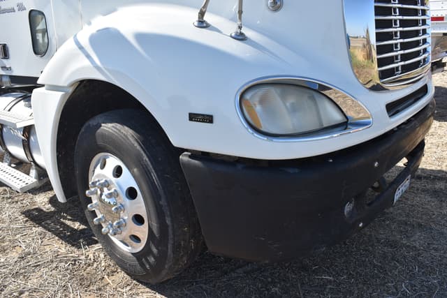 Image of Freightliner Columbia equipment image 4