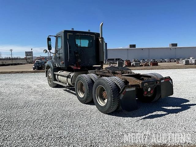 Image of Freightliner Columbia equipment image 2