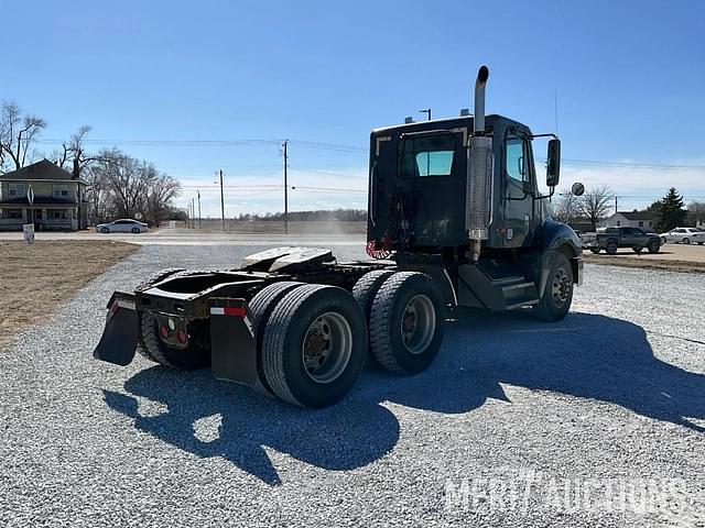 Image of Freightliner Columbia equipment image 4