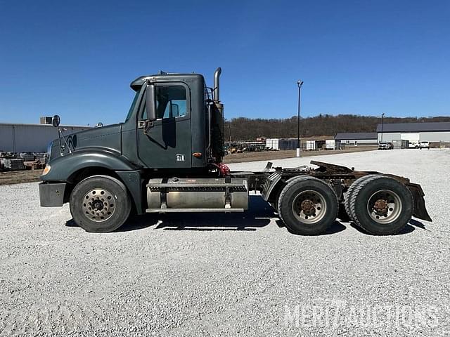 Image of Freightliner Columbia equipment image 1