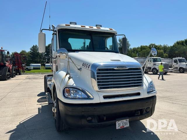 Image of Freightliner Columbia equipment image 1