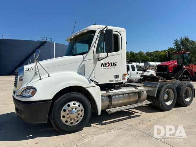 Image of Freightliner Columbia equipment image 3