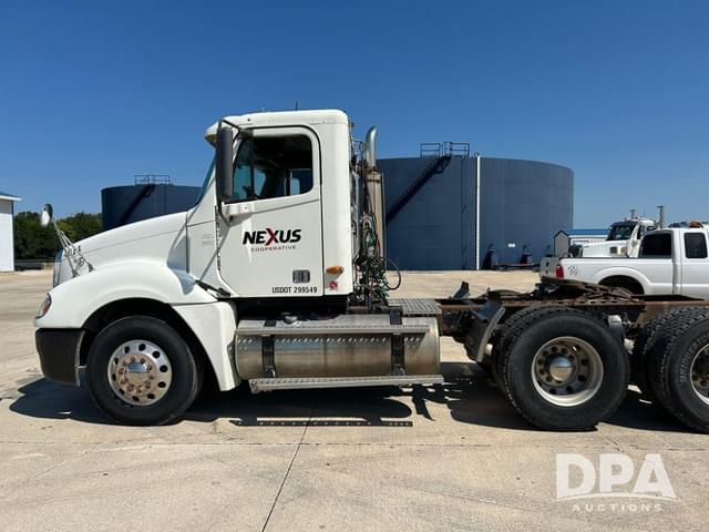 Image of Freightliner Columbia equipment image 4