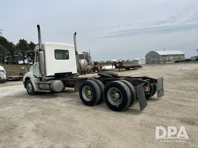 Image of Freightliner Columbia equipment image 3