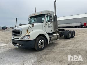 2004 Freightliner Columbia Image