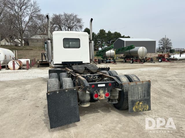 Image of Freightliner Columbia equipment image 4