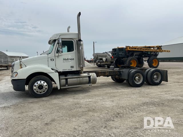 Image of Freightliner Columbia equipment image 1