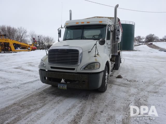 Image of Freightliner Columbia equipment image 2