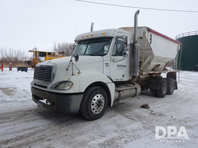 Image of Freightliner Columbia equipment image 1