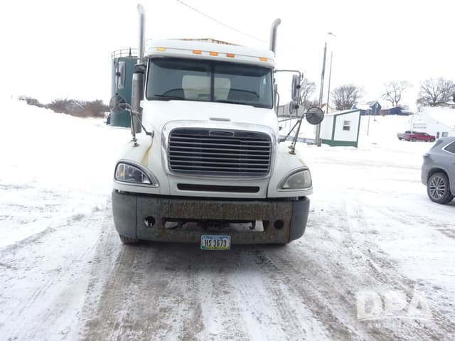 Image of Freightliner Columbia equipment image 4
