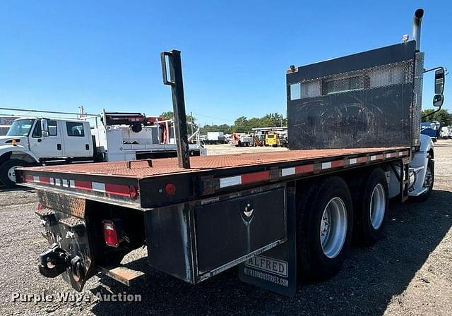 Image of Freightliner Columbia equipment image 4