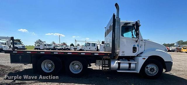 Image of Freightliner Columbia equipment image 3