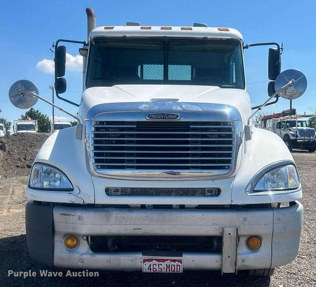 Image of Freightliner Columbia equipment image 1