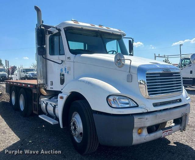 Image of Freightliner Columbia equipment image 2