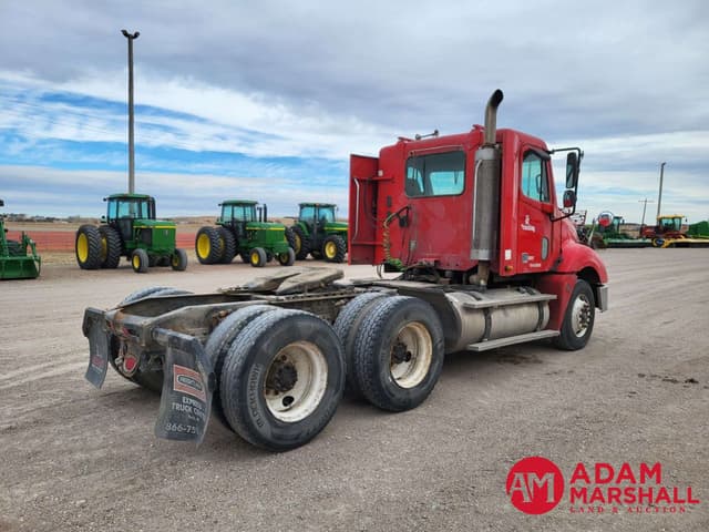 Image of Freightliner Columbia equipment image 2