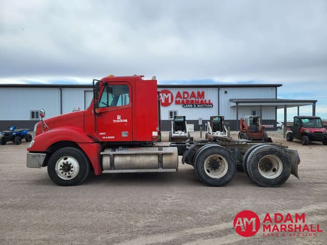Image of Freightliner Columbia equipment image 4