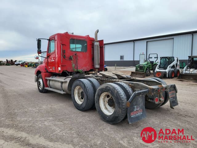 Image of Freightliner Columbia equipment image 3