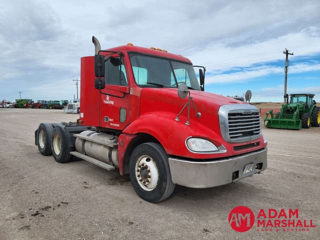 Image of Freightliner Columbia equipment image 1