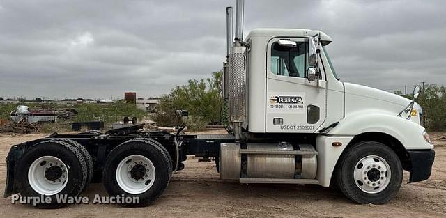 Image of Freightliner Columbia equipment image 3
