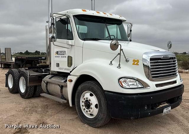 Image of Freightliner Columbia equipment image 2