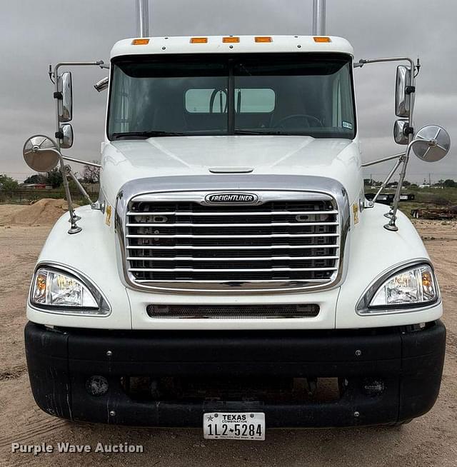 Image of Freightliner Columbia equipment image 1