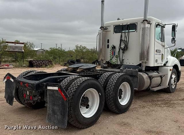 Image of Freightliner Columbia equipment image 4