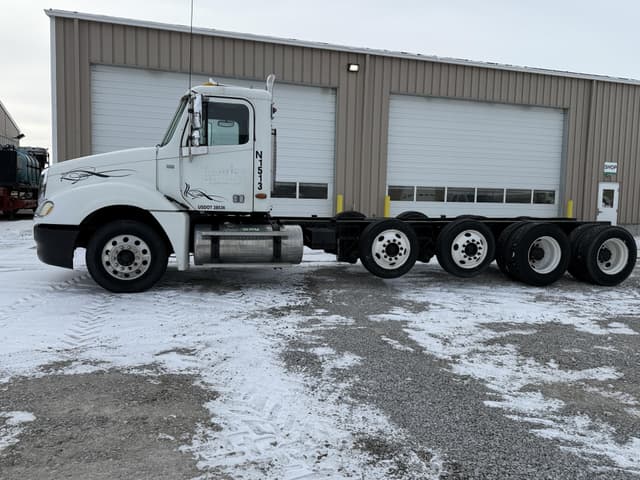 Image of Freightliner Columbia equipment image 1
