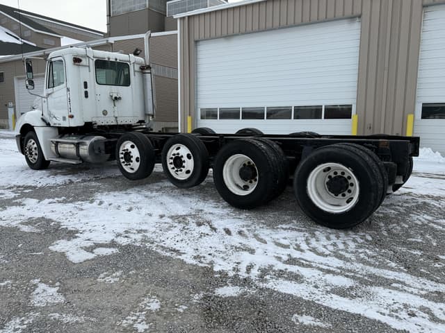 Image of Freightliner Columbia equipment image 3