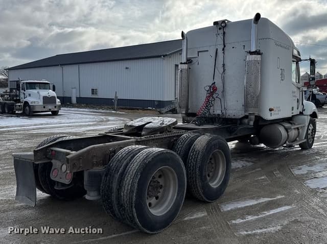 Image of Freightliner Columbia equipment image 4
