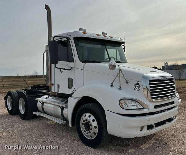 Image of Freightliner Columbia equipment image 2