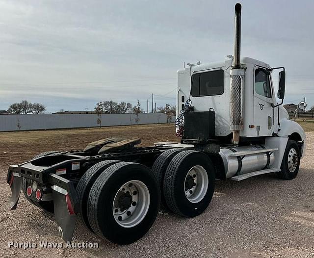 Image of Freightliner Columbia equipment image 4