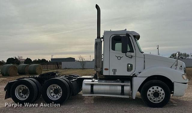 Image of Freightliner Columbia equipment image 3