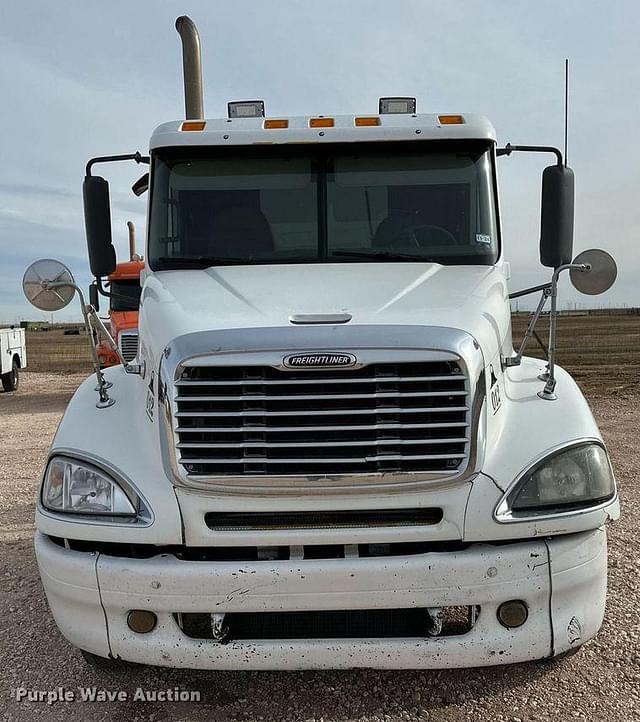 Image of Freightliner Columbia equipment image 1