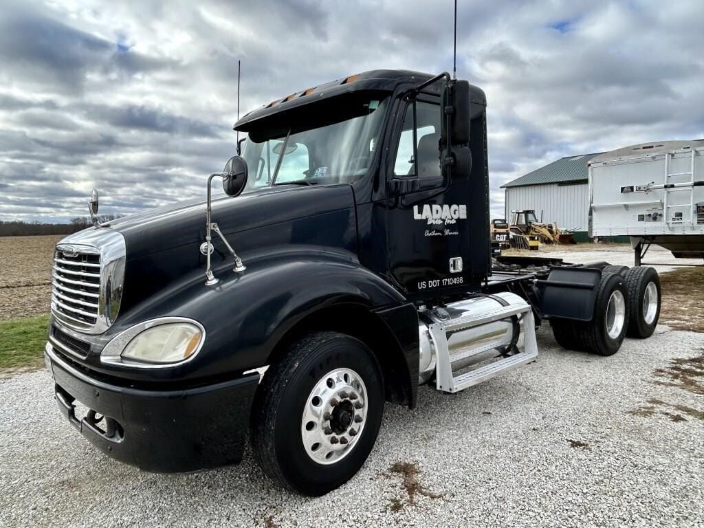 2004 Freightliner Columbia Equipment Image0