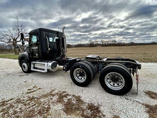 Image of Freightliner Columbia equipment image 3