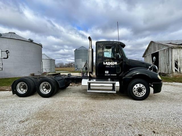 Image of Freightliner Columbia equipment image 1