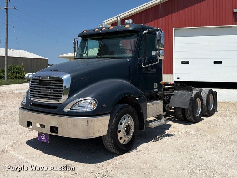 2004 Freightliner Columbia Equipment Image0
