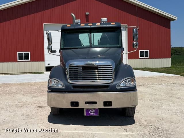 Image of Freightliner Columbia equipment image 1